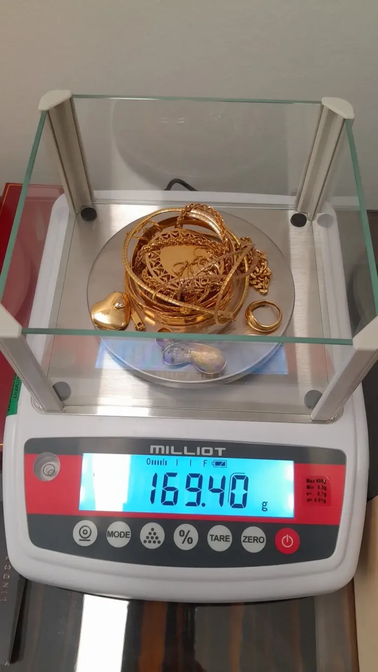 Pesée de bijoux en or pour estimation précise à Paris