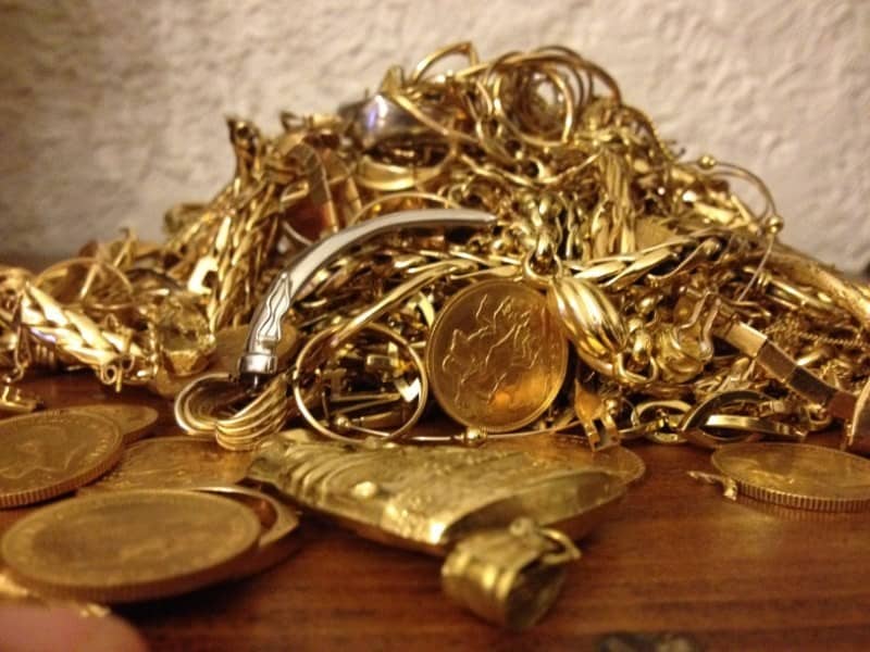 Bijoux en or et pièces en or présentés pour estimation dans notre boutique à Paris