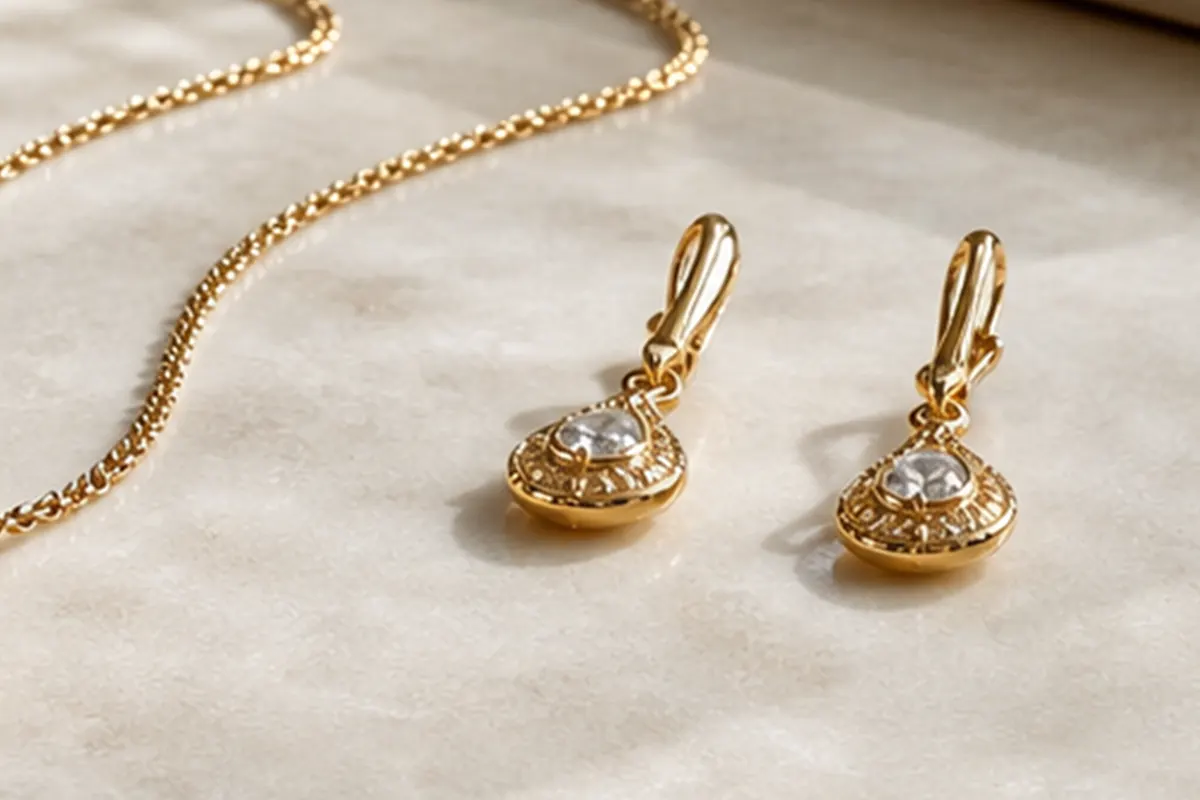 Lot de bijoux dans un écrin avant estimation à Paris