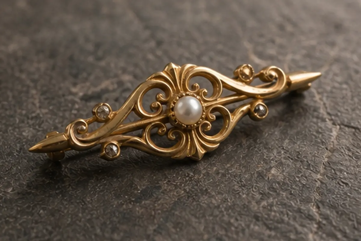 Broche ancienne en or examinée avant estimation