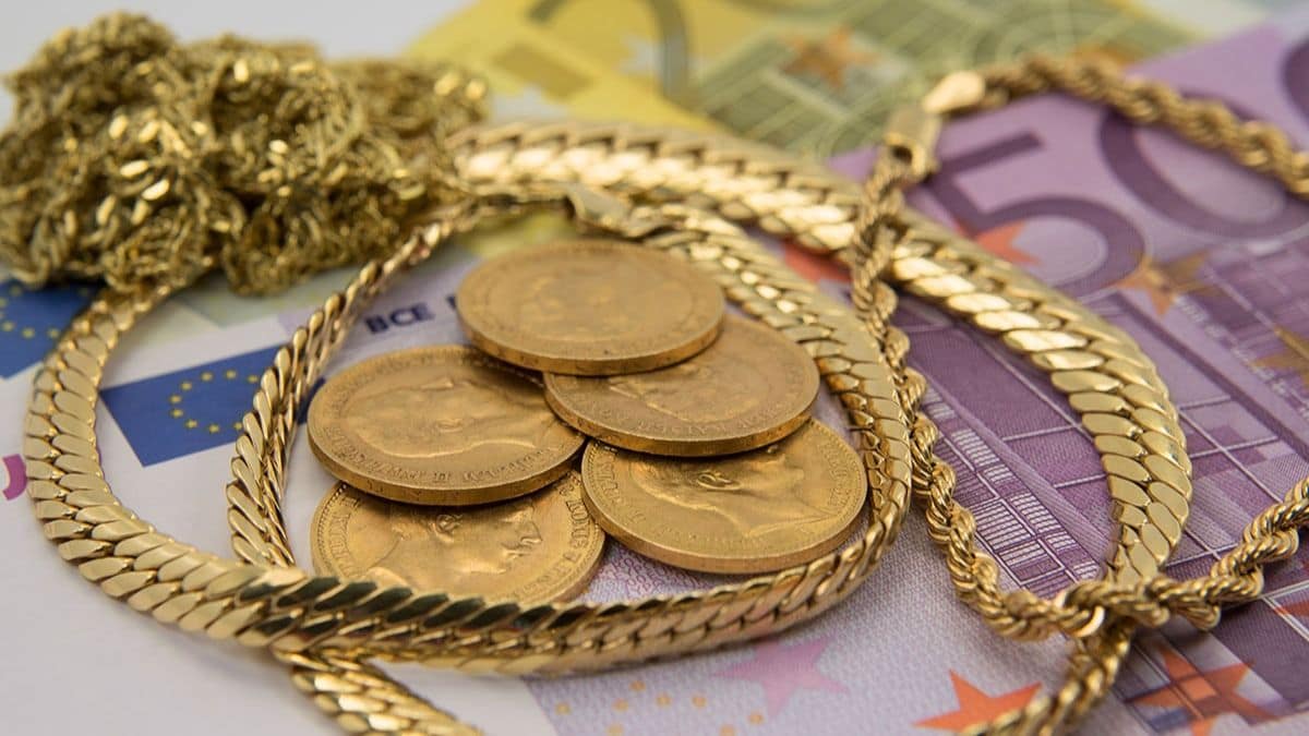 Bijoux en or présentés avant proposition en boutique