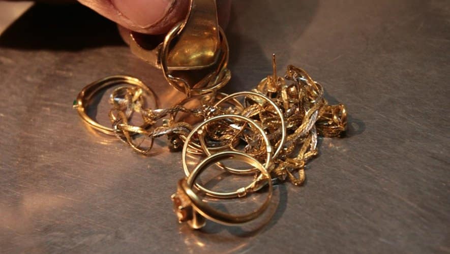 Lot de bijoux en or présenté pour estimation à Paris