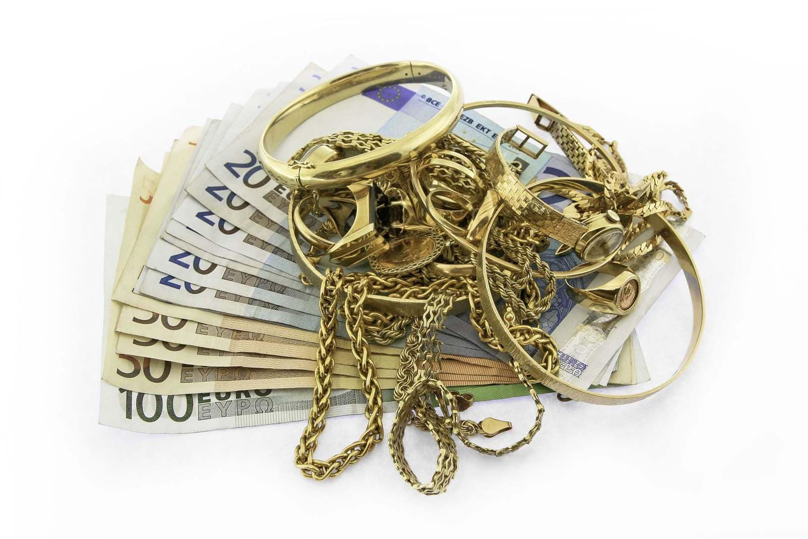 Bijoux en or prêts pour une visite en boutique à Paris