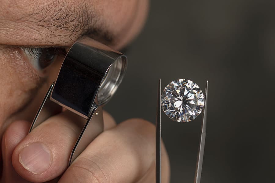 Estimation de diamant en Île-de-France dans une boutique à Paris