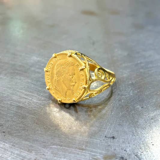 Poids et estimation de bijoux en or 18k Chaîne et bague en or 18k pesées pour estimation à Paris