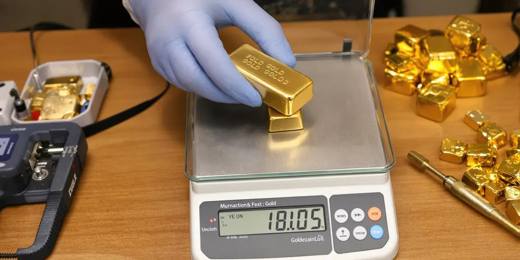 Pesée d’or pour calcul du prix au gramme Pesée d’or sur balance pour calculer le prix au gramme