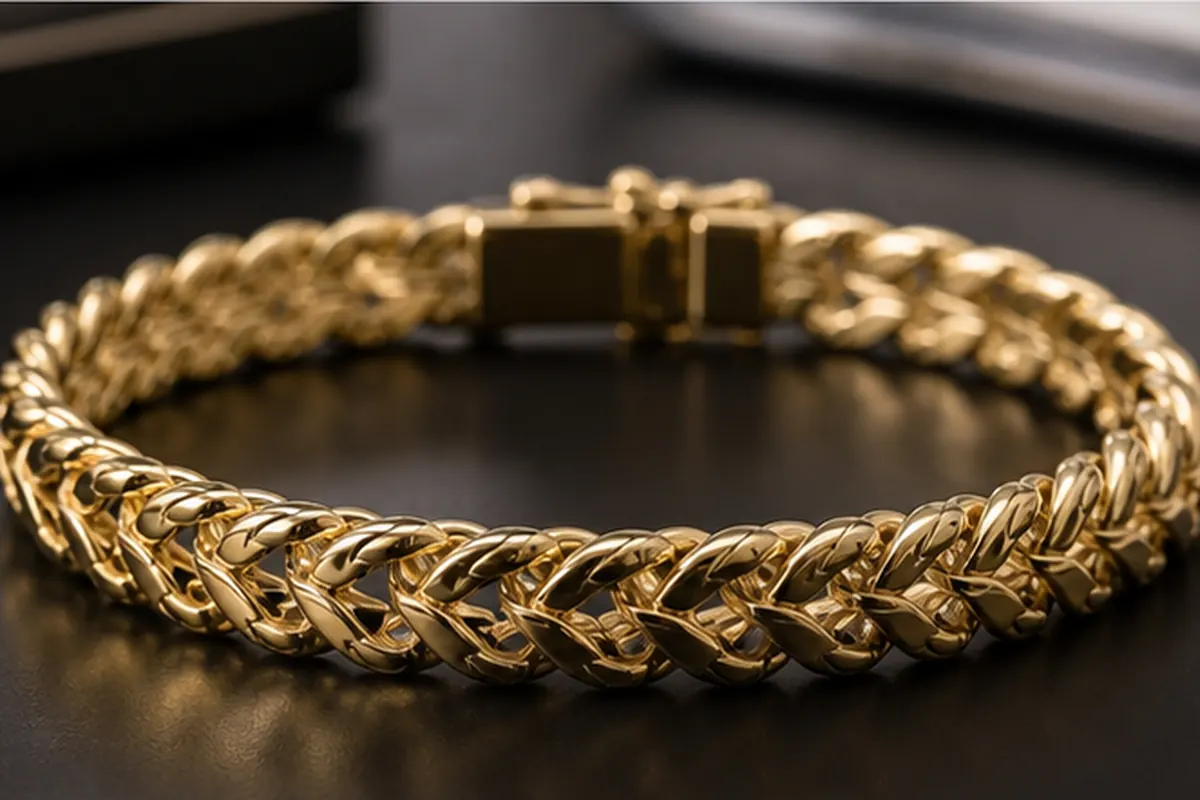 Vendre bijoux signés Paris Bijou en or de style signé présenté pour estimation à Paris