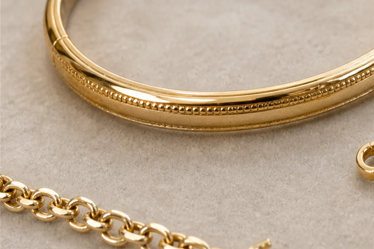 Bracelet jonc Bracelet jonc en or présenté pour estimation