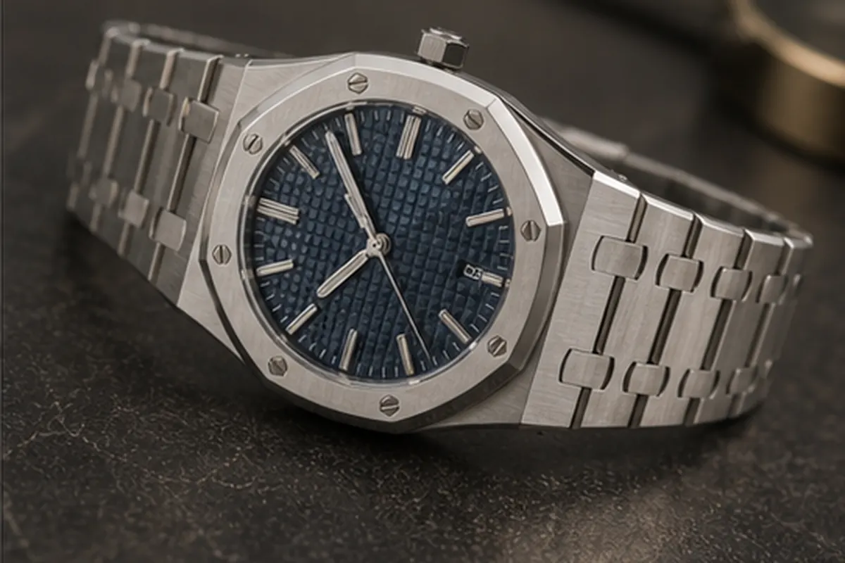 Détail Royal Oak Détail de Audemars Piguet Royal Oak présenté avant une proposition