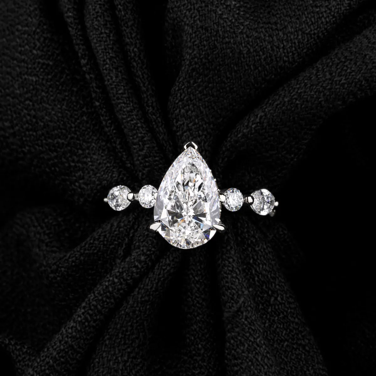 Bague diamant dans un écrin Bague diamant dans un écrin avant estimation