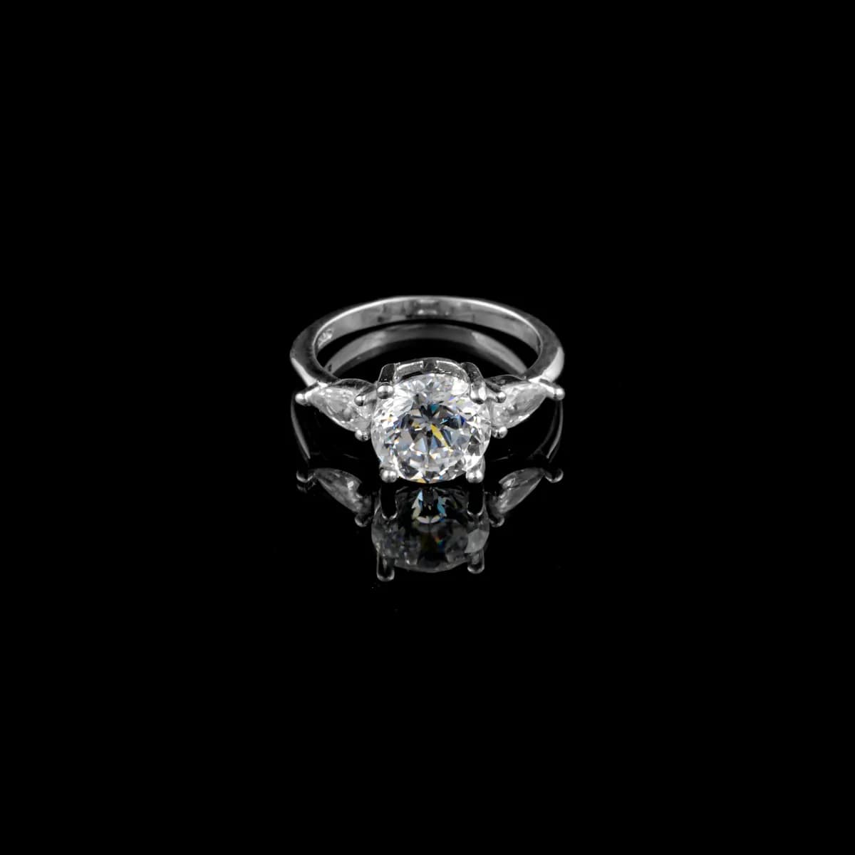 Observation du diamant Diamant observé à la loupe pour estimation à Paris
