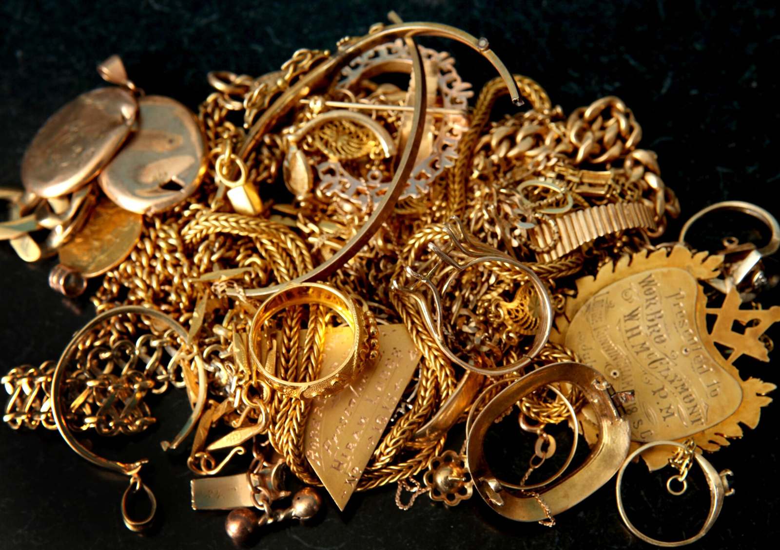 Choisir son rachat d'or à Paris Bijoux en or préparés pour comparaison d'estimation à Paris